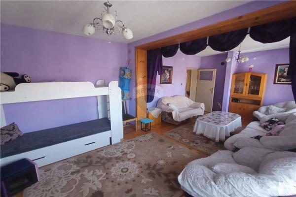 Продава се двуетажна къща в Разлог