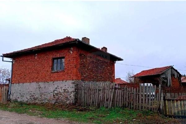 Малка къща за реновиране в село Обидим 