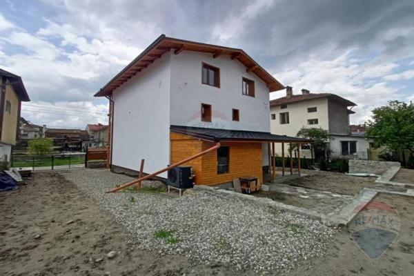 Реновирана селска къща за гости - За продажба - с. Баня, България