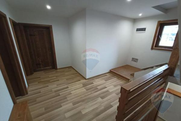 Реновирана селска къща за гости - За продажба - с. Баня, България